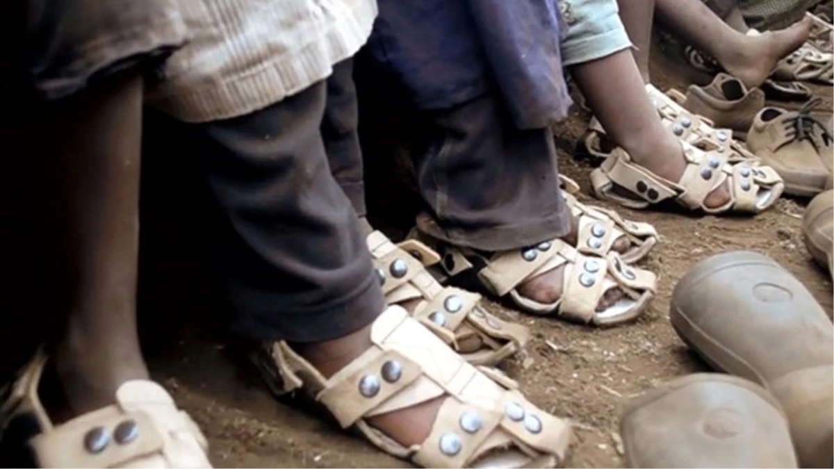 Çocuklara Yardım İçin Ayarlanabilir Sandalet Üretti