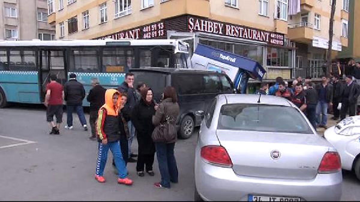 Direği Devirdi, Araçları Ezdi, Atm\'ye Çarptı