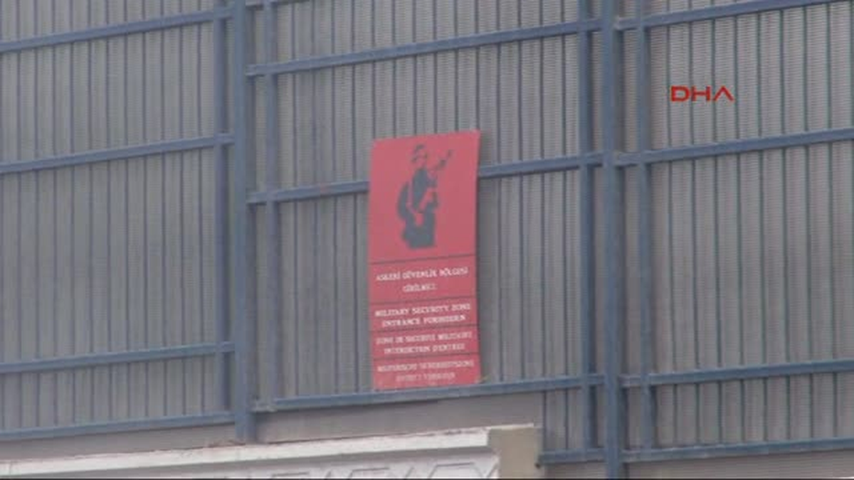 Diyarbakır\'da Belediye İstedi, Yolun Genişlemesi İçin Asker Duvarı Geri Çekti