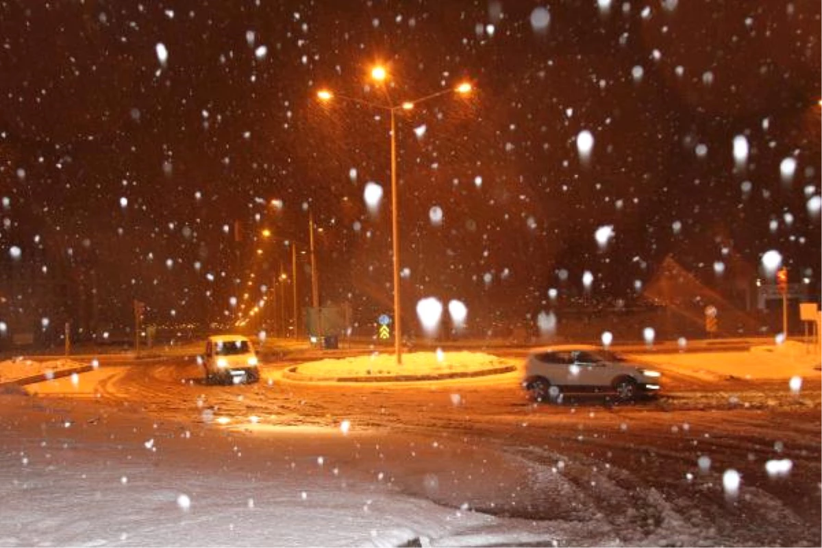 Erzurum, Kars ve Ardahan\'a Yağan Kar Yolları Kapattı