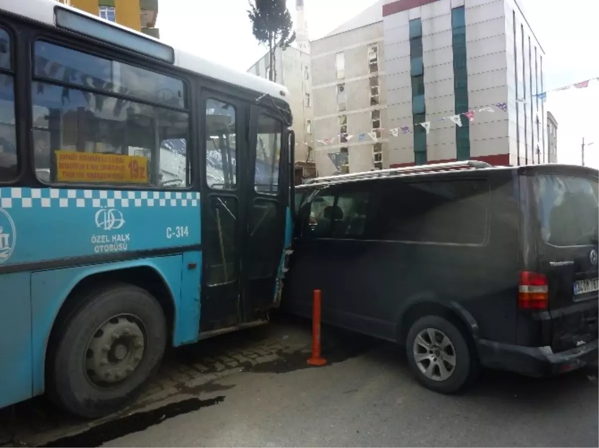 Freni Boşalan Özel Halk Otobüsü Kaza Yaptı