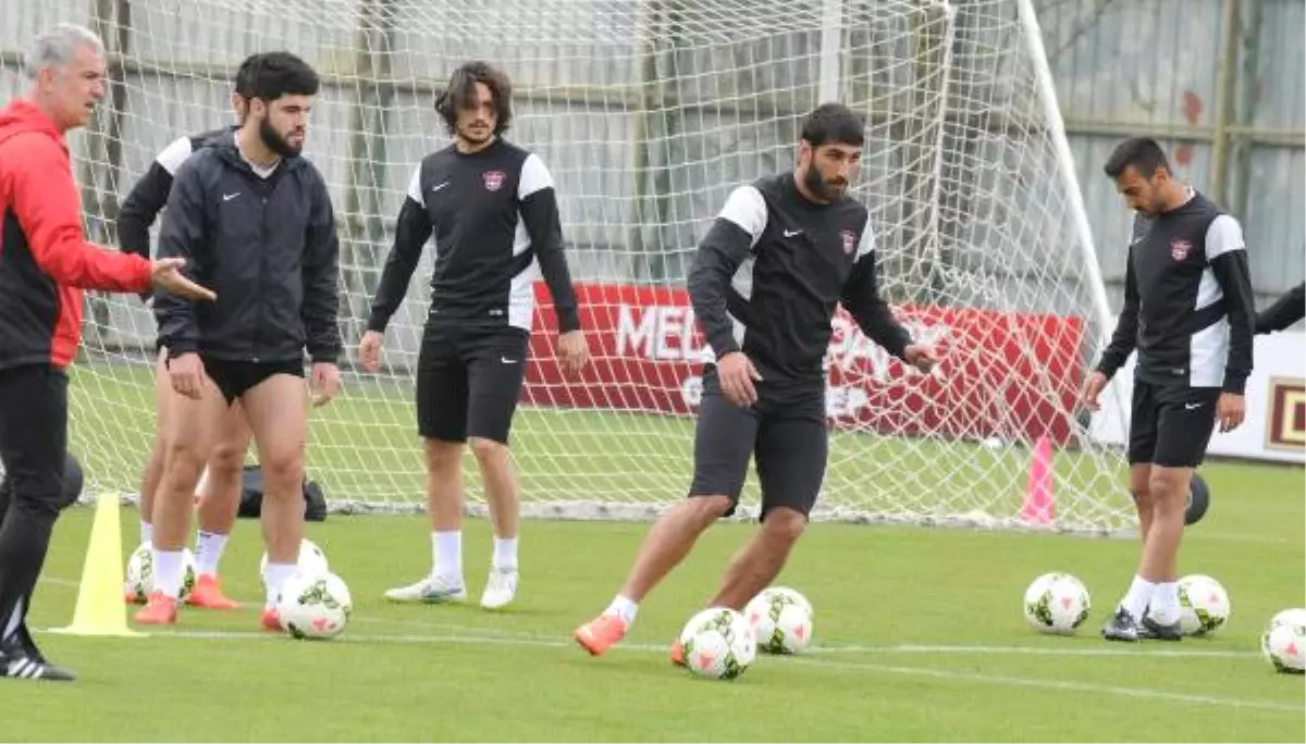 Gaziantepspor-Okan Buruk: "Yarışımız İlk 7 Yarışı İçin"