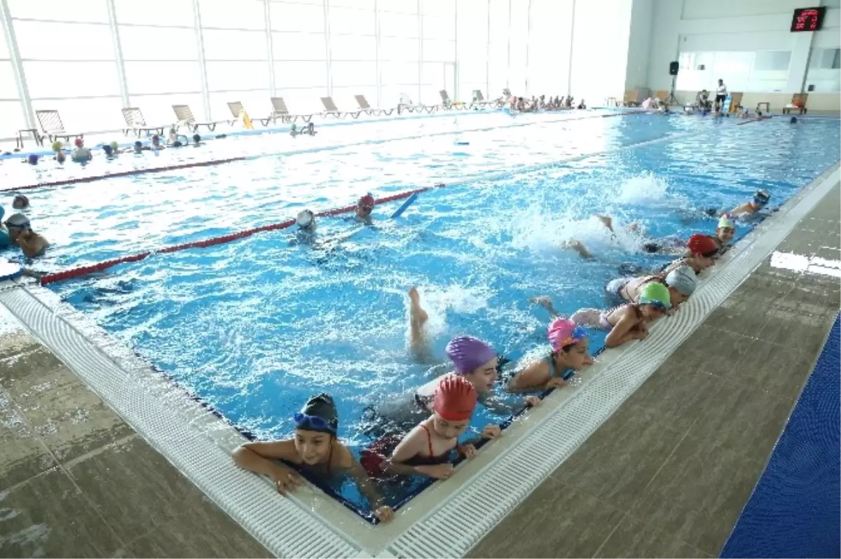 Halk Sağlığı\'ndan, Rauf Denktaş Kapalı Yüzme Havuzu\'na Tam Not