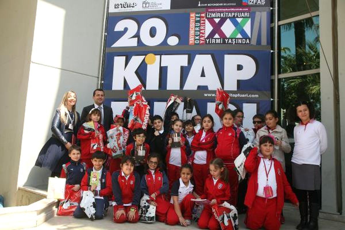 İzmir\'de Kitap Fuarına 2 Günde 95 Bin Ziyaretçi