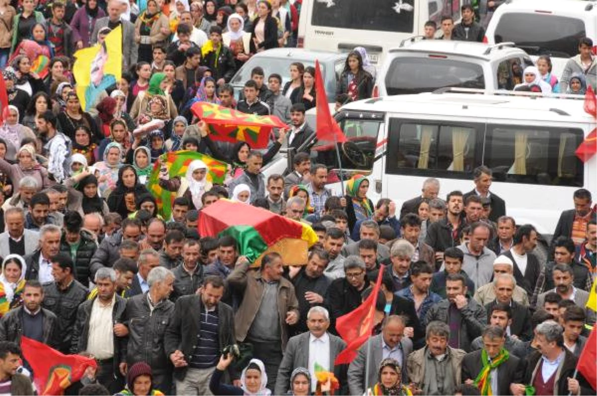 Kobani\'de Çatışmada Ölen YPG\'li, Hakkari\'de Toprağa Verildi