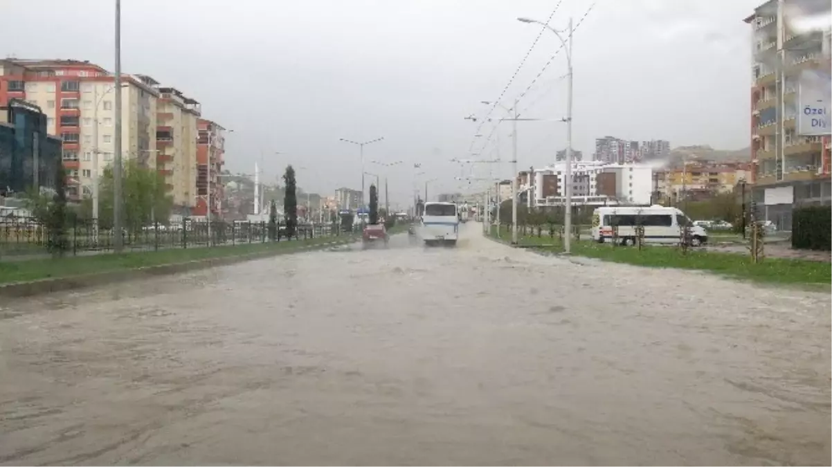 Nisan Yağmuru Yolları Gölete Çevirdi