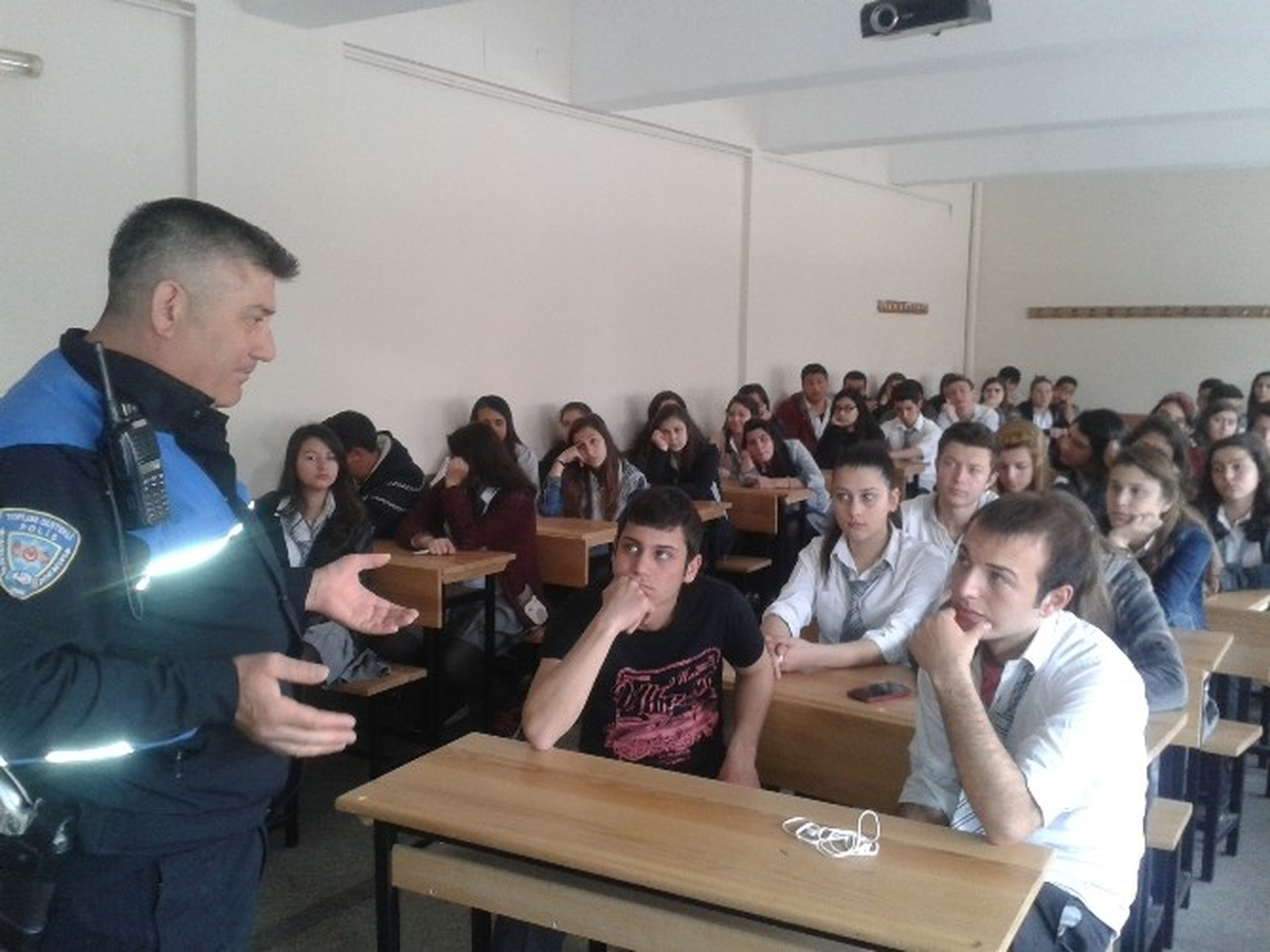 Ödemiş\'te Polisler Gençlere Mesleğini Anlatıyor