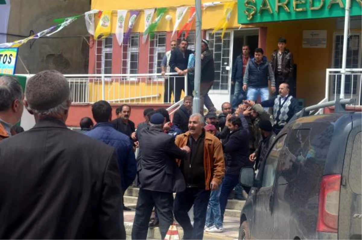 Şeyh Said\'in Torunu AK Parti Adayı Fırat\'a Sopalı Saldırı