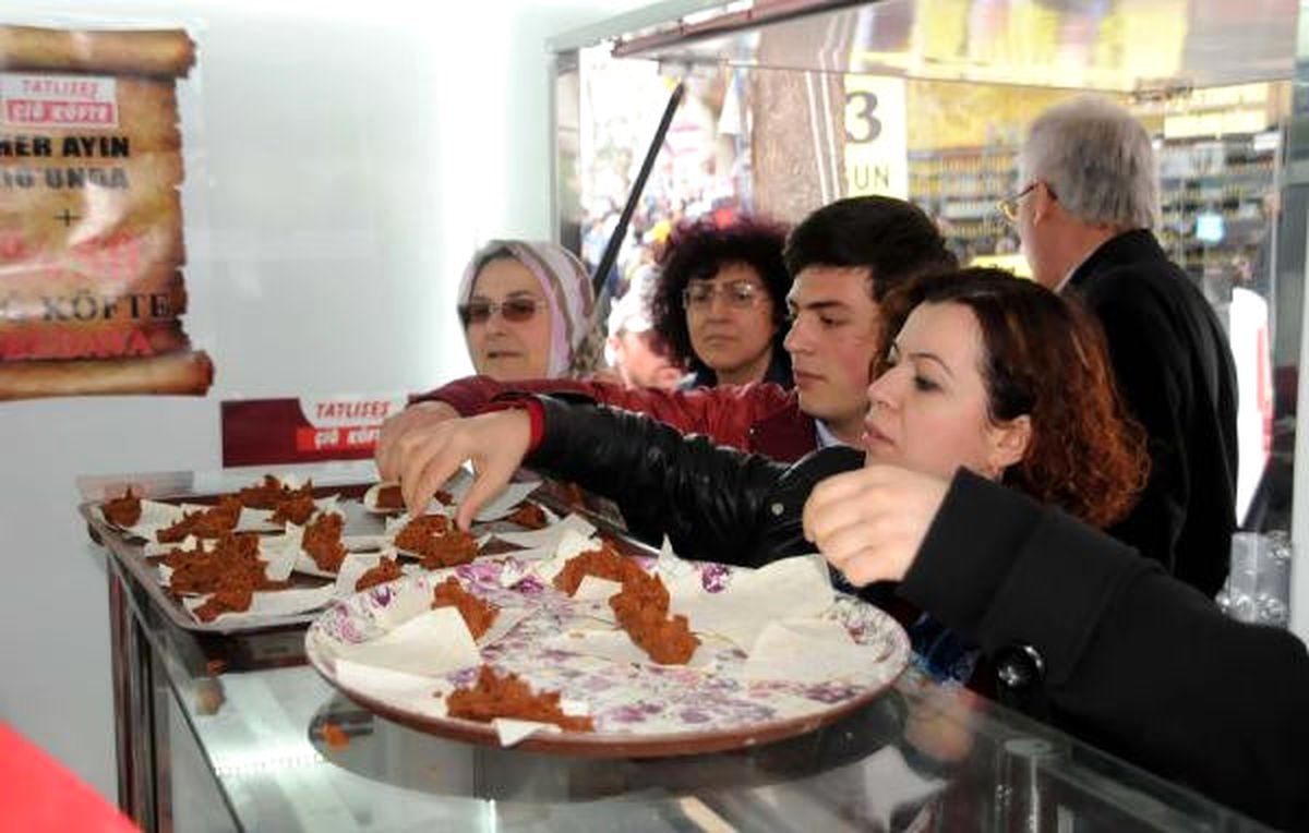 Tokat\'ta 1 Ton Çiğ Köfte Dağıtıldı