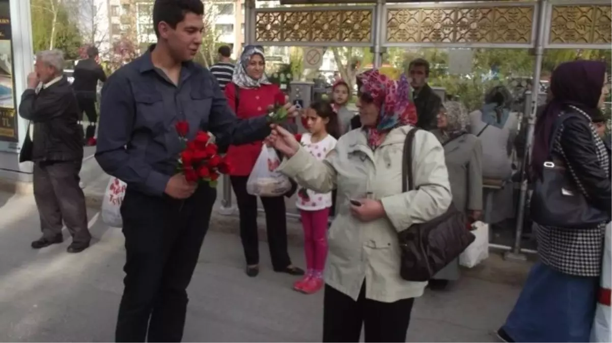 Ülkü Ocakları Kutlu Doğum Haftası Sebebiyle Gül Dağıttı