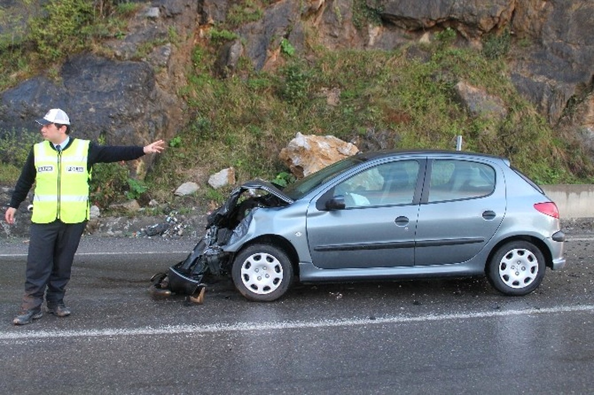Ambulans ile Otomobil Çarpıştı: 1 Yaralı