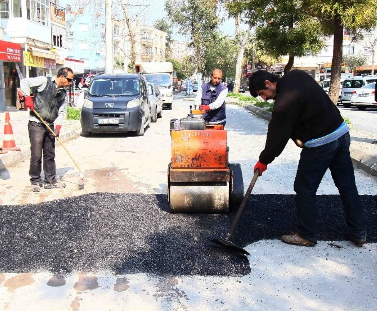 Bayraklı\'da Yıpranan Yollar Asfaltlanıyor