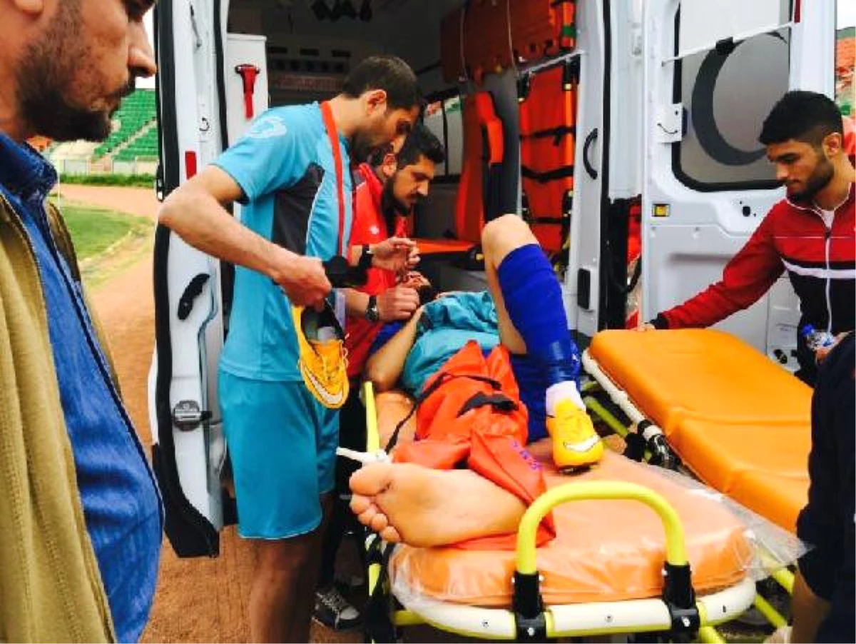 Belediye Ambulansı Ayağı Kırılan Futbolcuyu Hastaneye Götürmeyince, 112 Acil Servis Yetişti