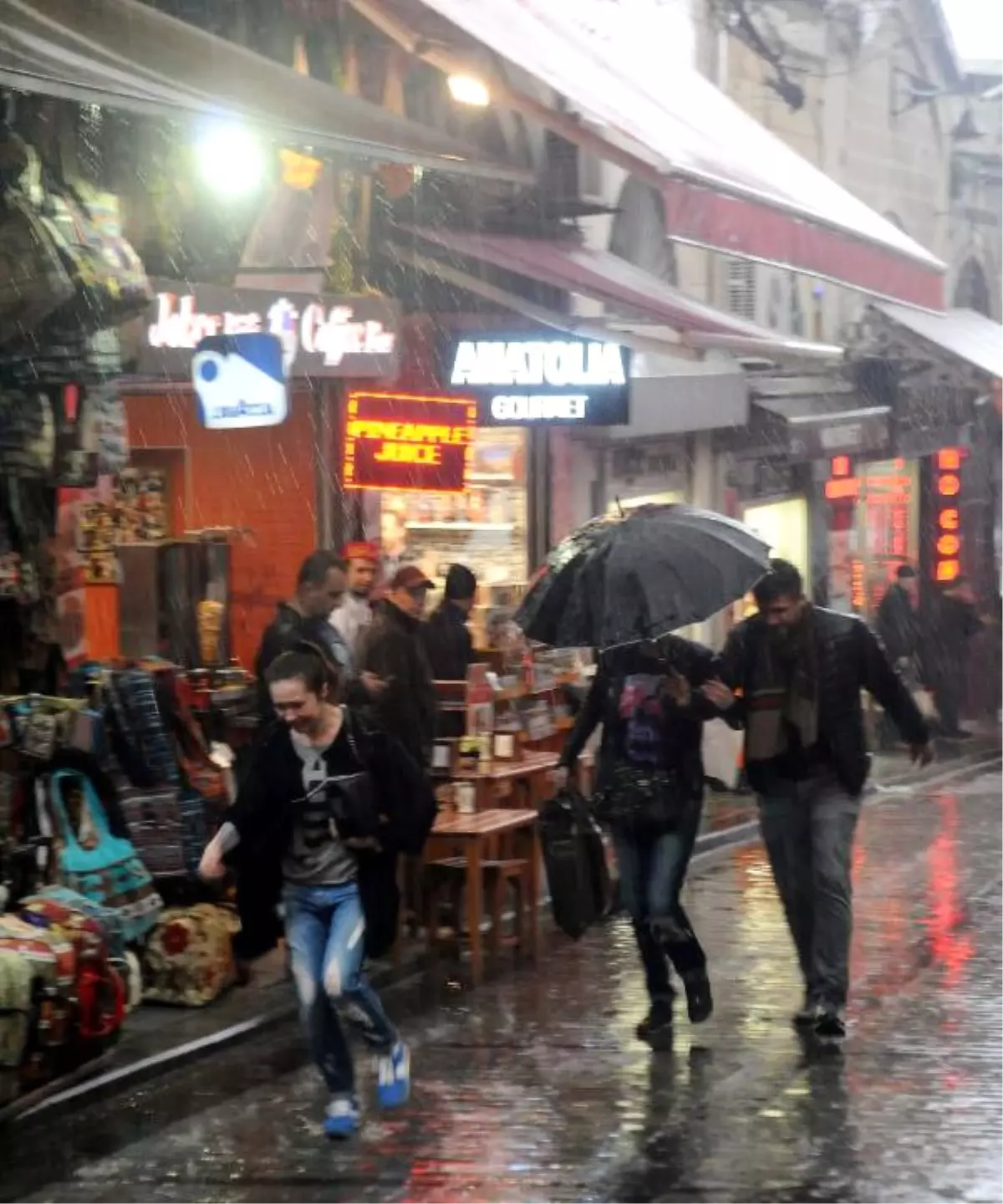Çok Ani ve Etkili Bastırdı, Kapalıçarşı Yağmurdan Kaçanların Sıgınağı Oldu