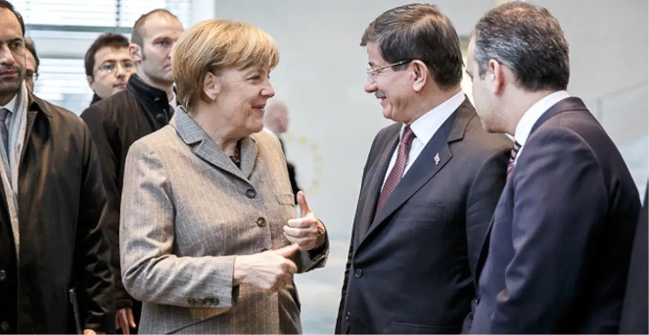 Davutoğlu\'dan Merkel\'e "Soykırım" Telefonu