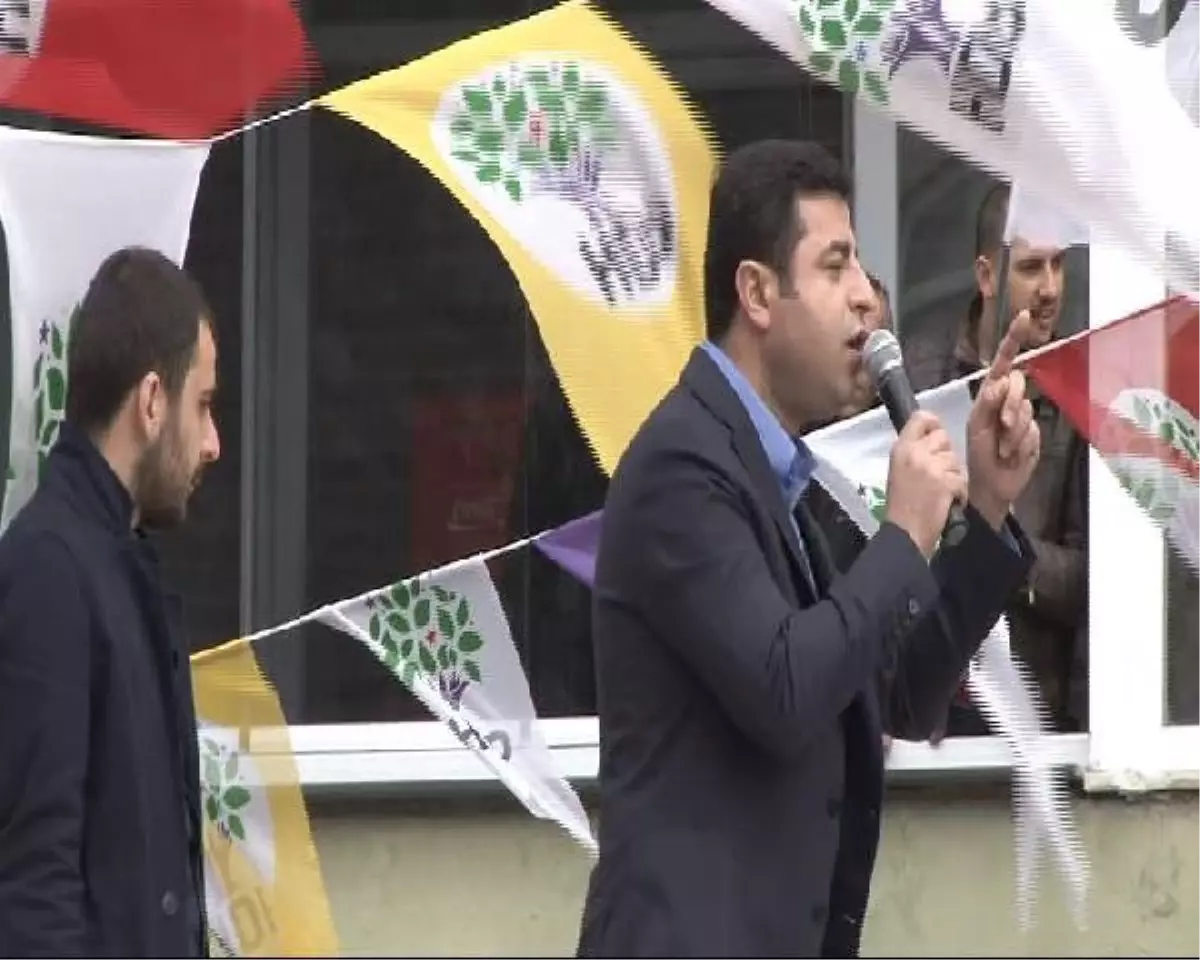 Demirtaş, Esenler\'de Konuştu