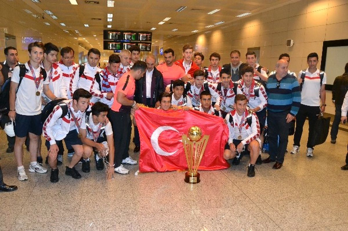 Dünya Şampiyonu Takım Türkiye\'ye Döndü