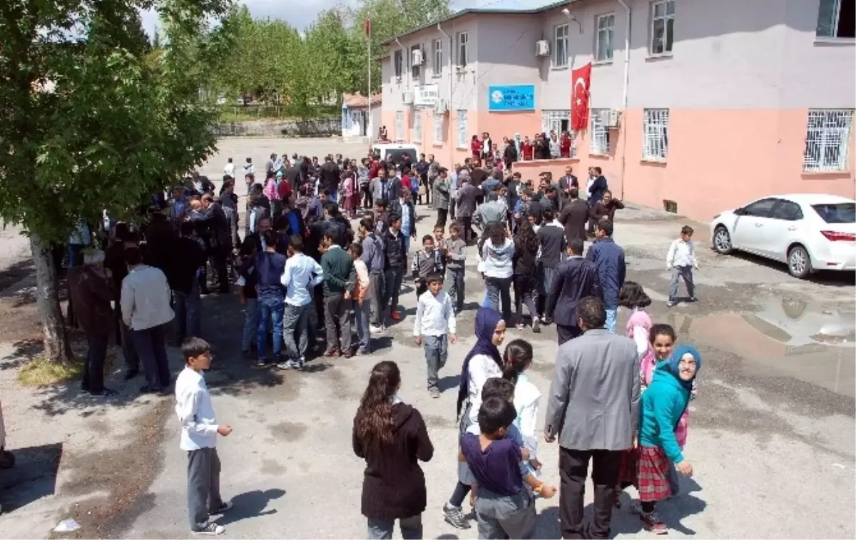 Eğitimciler, Saldırıya Uğrayan Öğretmen İçin Bir Araya Geldi