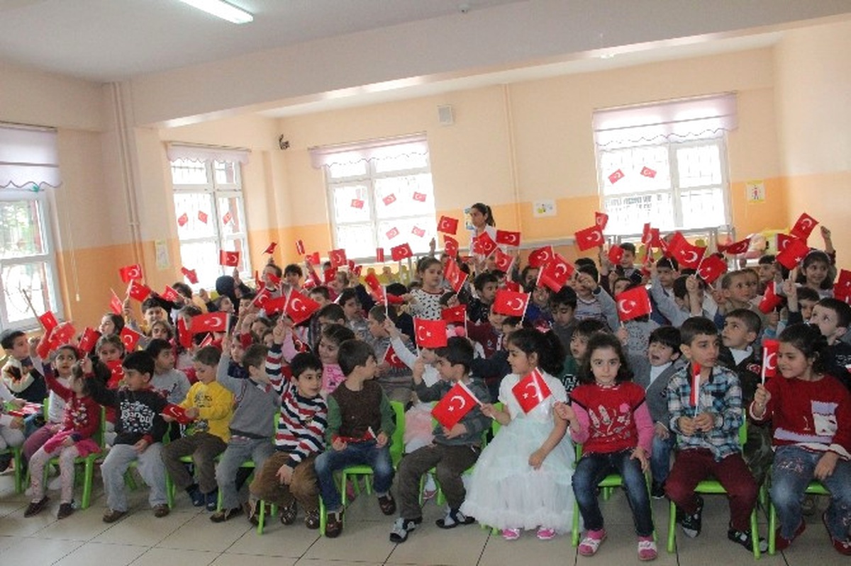 Elazığ\'da Anaokulu Çocukları 23 Nisan\'ı Erken Kutladı
