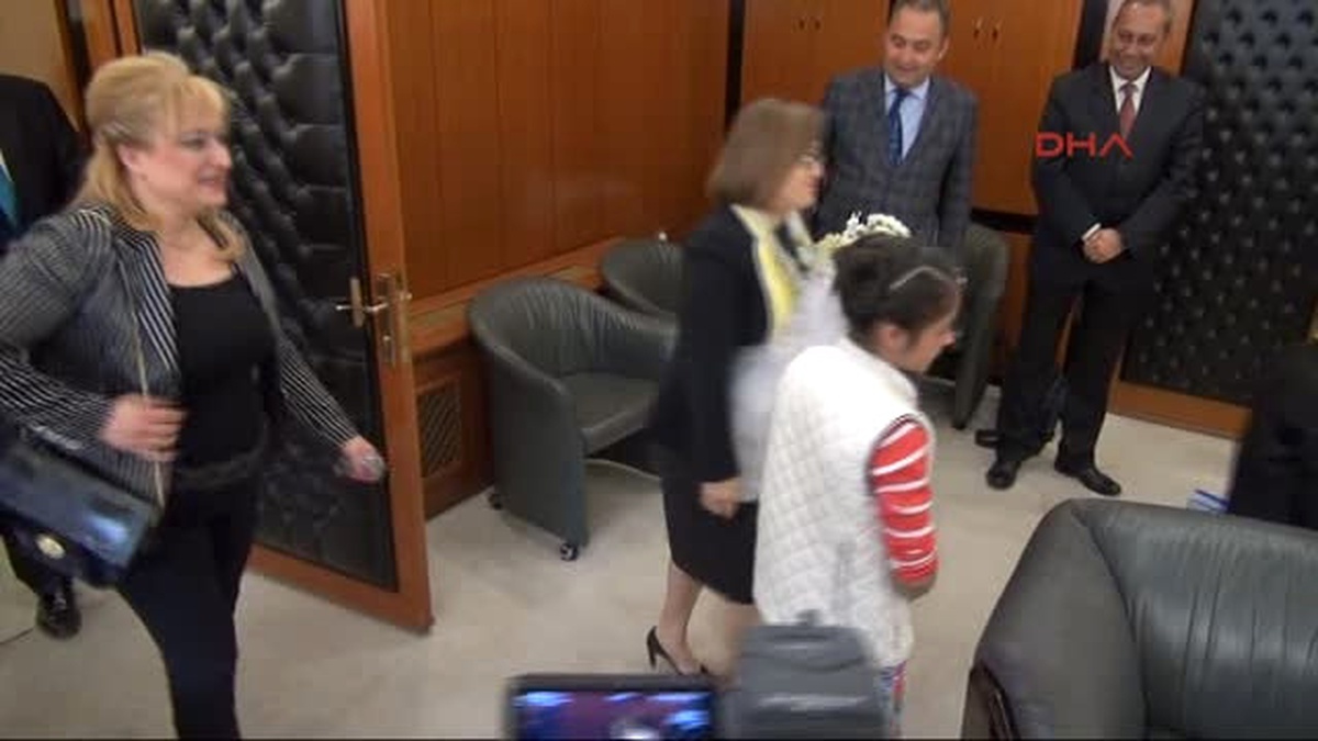 Gaziantep Fatma Şahin, Koltuğunu Minik Sude\'ye Verdi