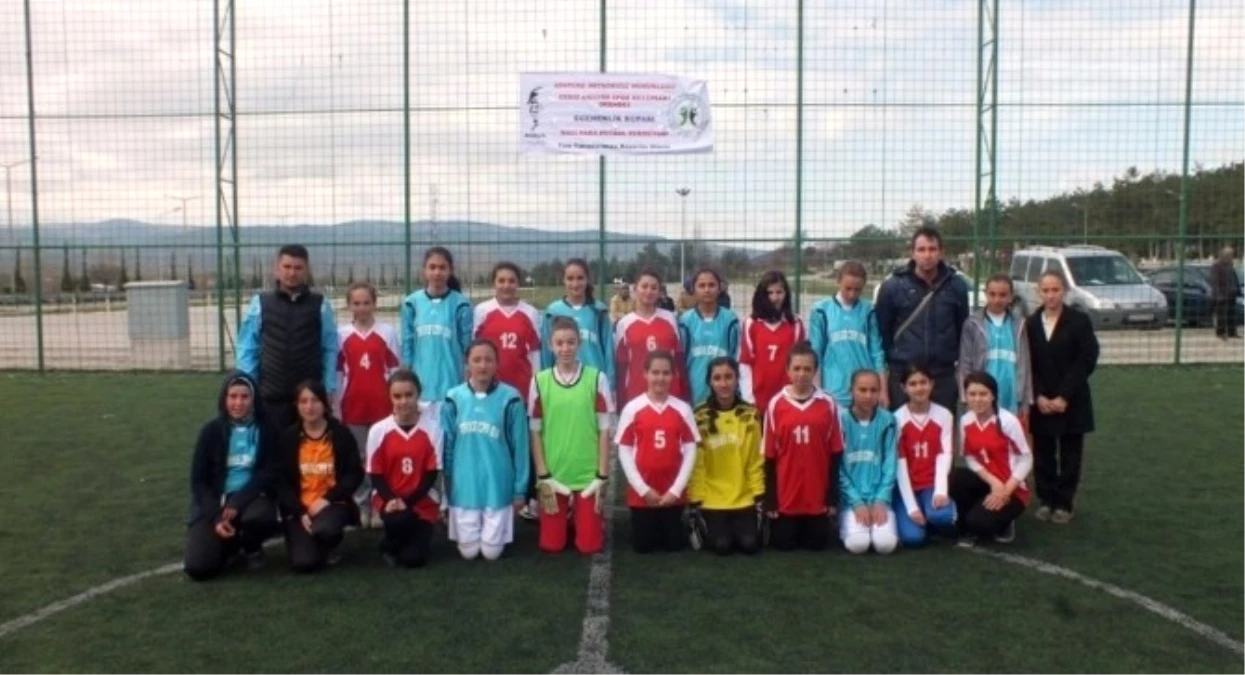 Gediz\'de İlk ve Ortaokullar Arası Halı Saha Futbol Turnuvası Sonuçlandı