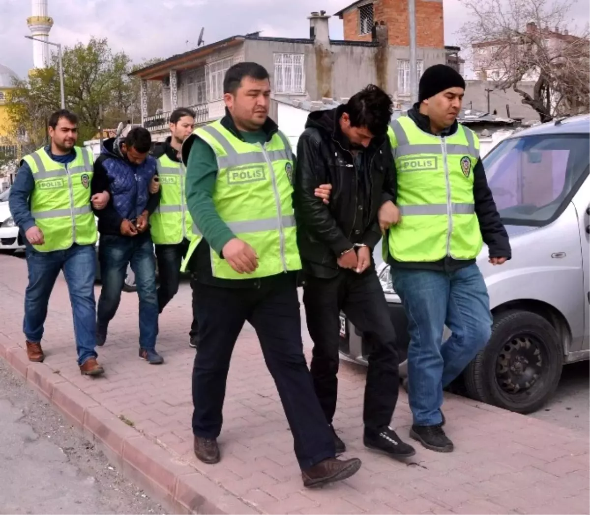 Hırsızlık Şüphelileri Çaldıkları Malzemelerle Yakalandı