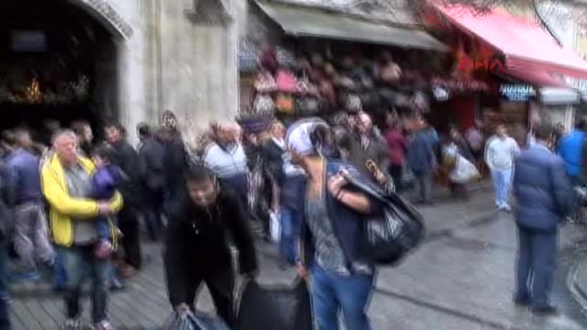 Kapalıçarşı\'daki Sandal Bedesteni\'nde Tahliye Sürüyor