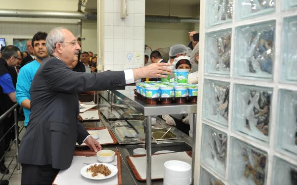Kılıçdaroğlu, Mersin\'de İşçilerle Yemek Yedi