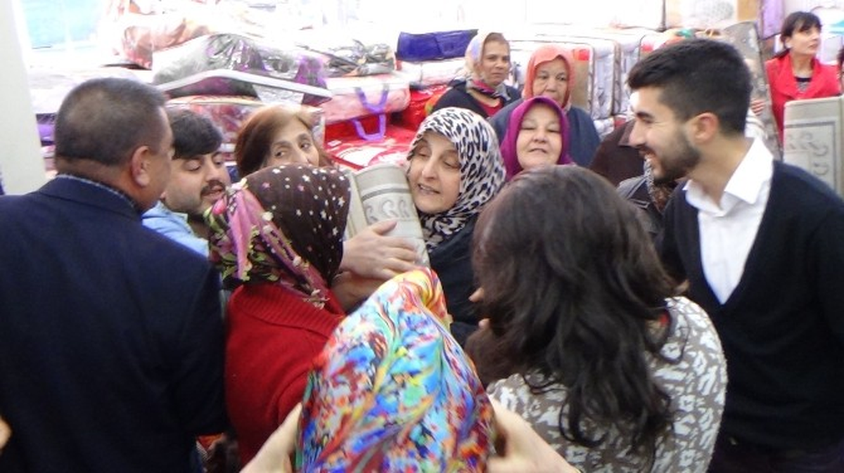 Kırıkkale\'de Bedava Halı İzdihamı
