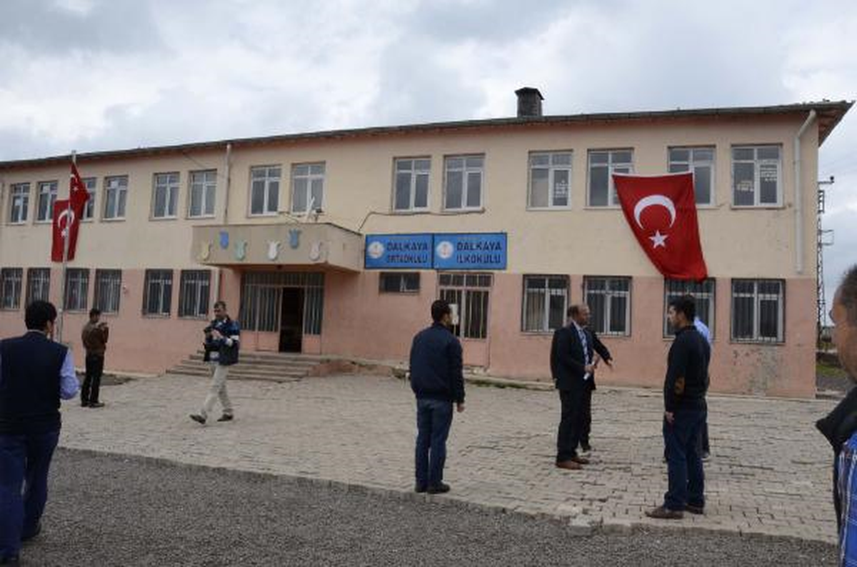 Mahalle Muhtarı, Okul Müdürüne Zımba Makinesiyle Saldırdı