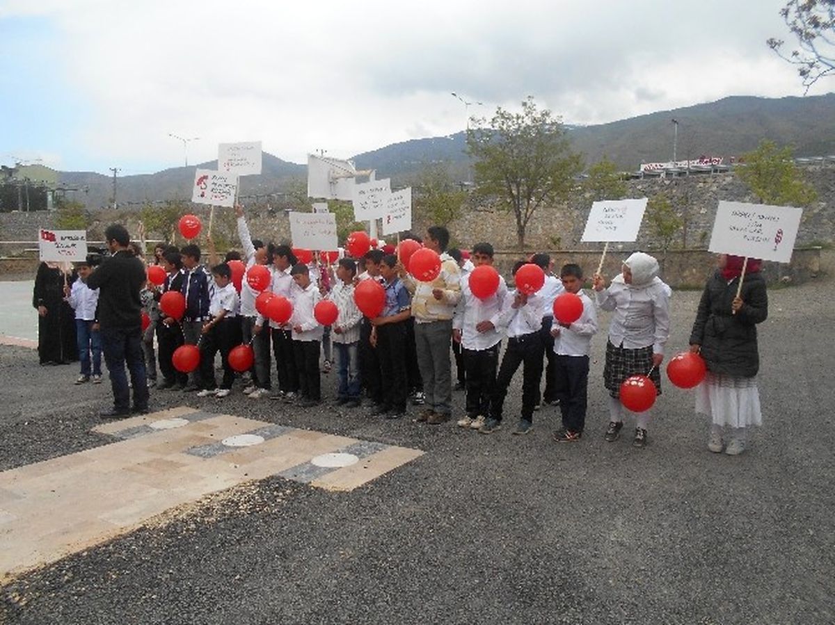 Öğrenciler Kağıttan Yaptıkları "Kırmızı" Gemileri Suya Bıraktılar