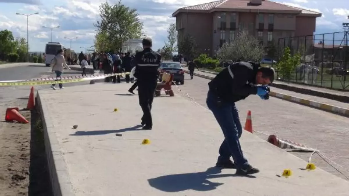 Polis, Bıçaklı Saldırganı Bacağından Vurdu