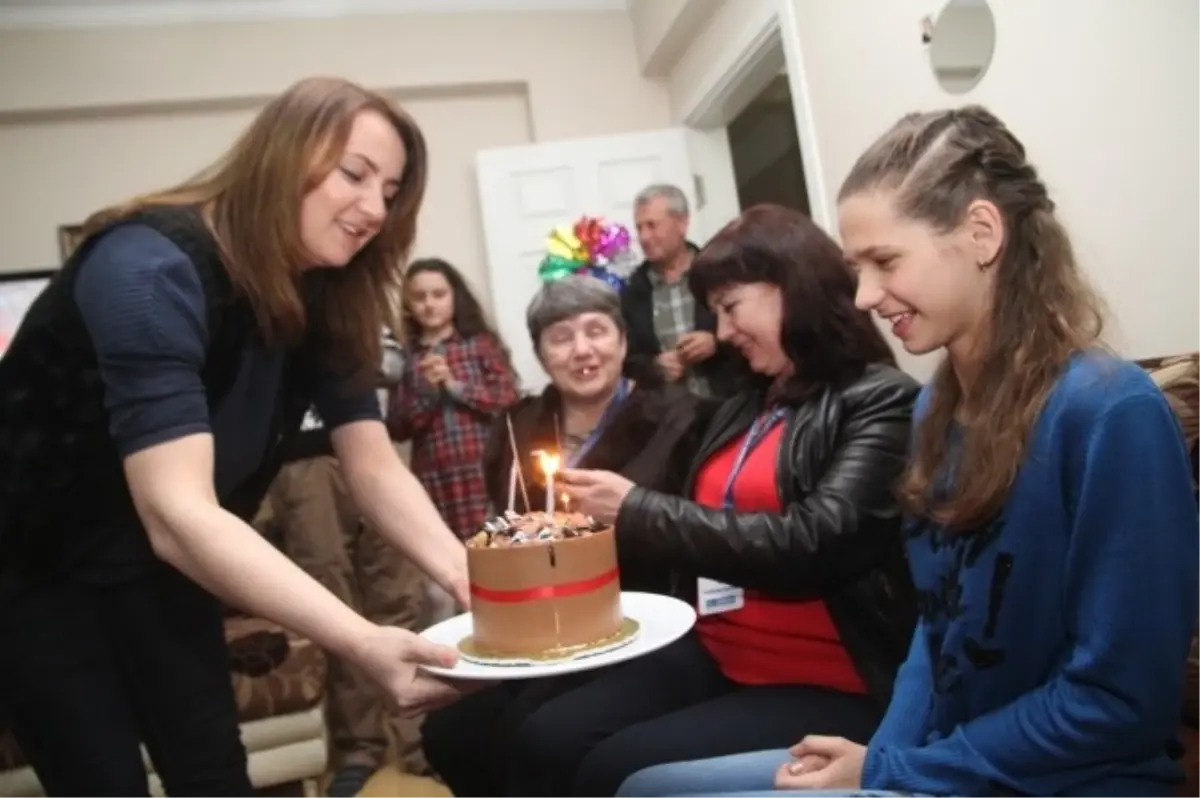 Romen Diana ile Rus Tatiana\'ya Sürpriz Doğum Günü