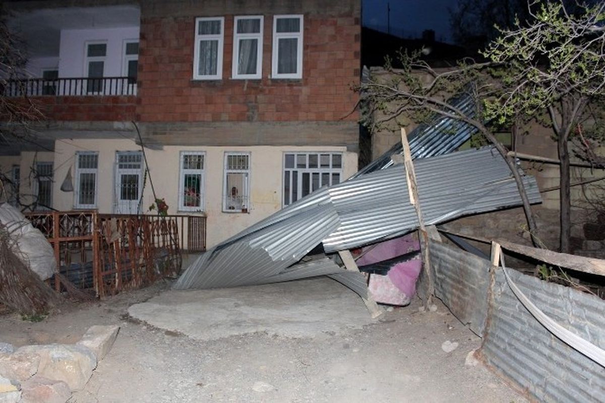 Rüzgar İş Yeri ve Evlerin Çatılarını Uçurdu
