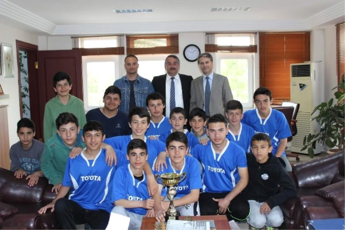Şampiyon Öğrencilerden Başkan Karakullukçu\'ya Ziyaret