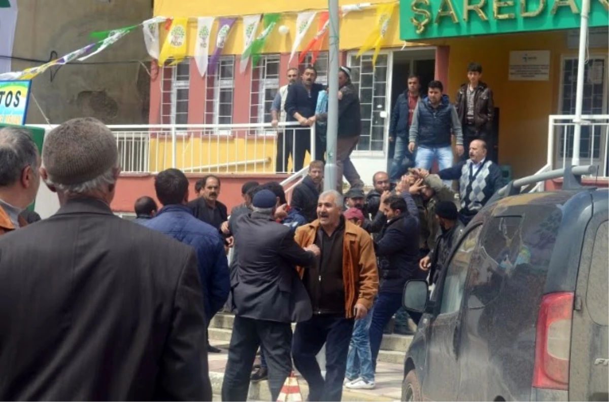 Şeyh Said\'in Torunu AK Parti Milletvekili Adayı Fırat\'a Sopalı Saldırı