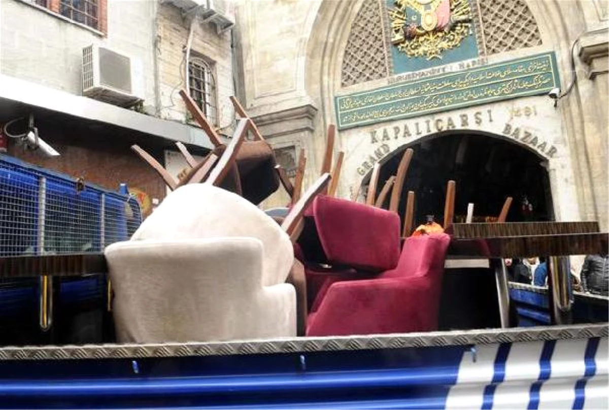 Shops İn Istanbul\'s Grand Bazaar Evacuated By The Police