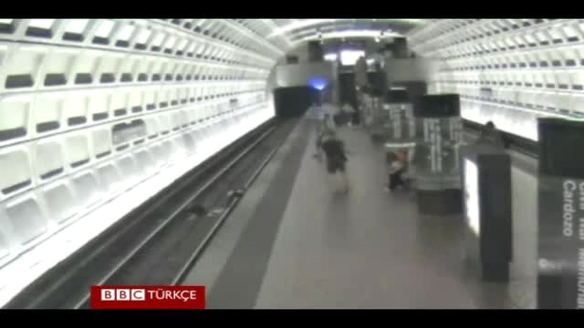 Tekerlekli Sandalyeyle Metro Raylarına Düştü
