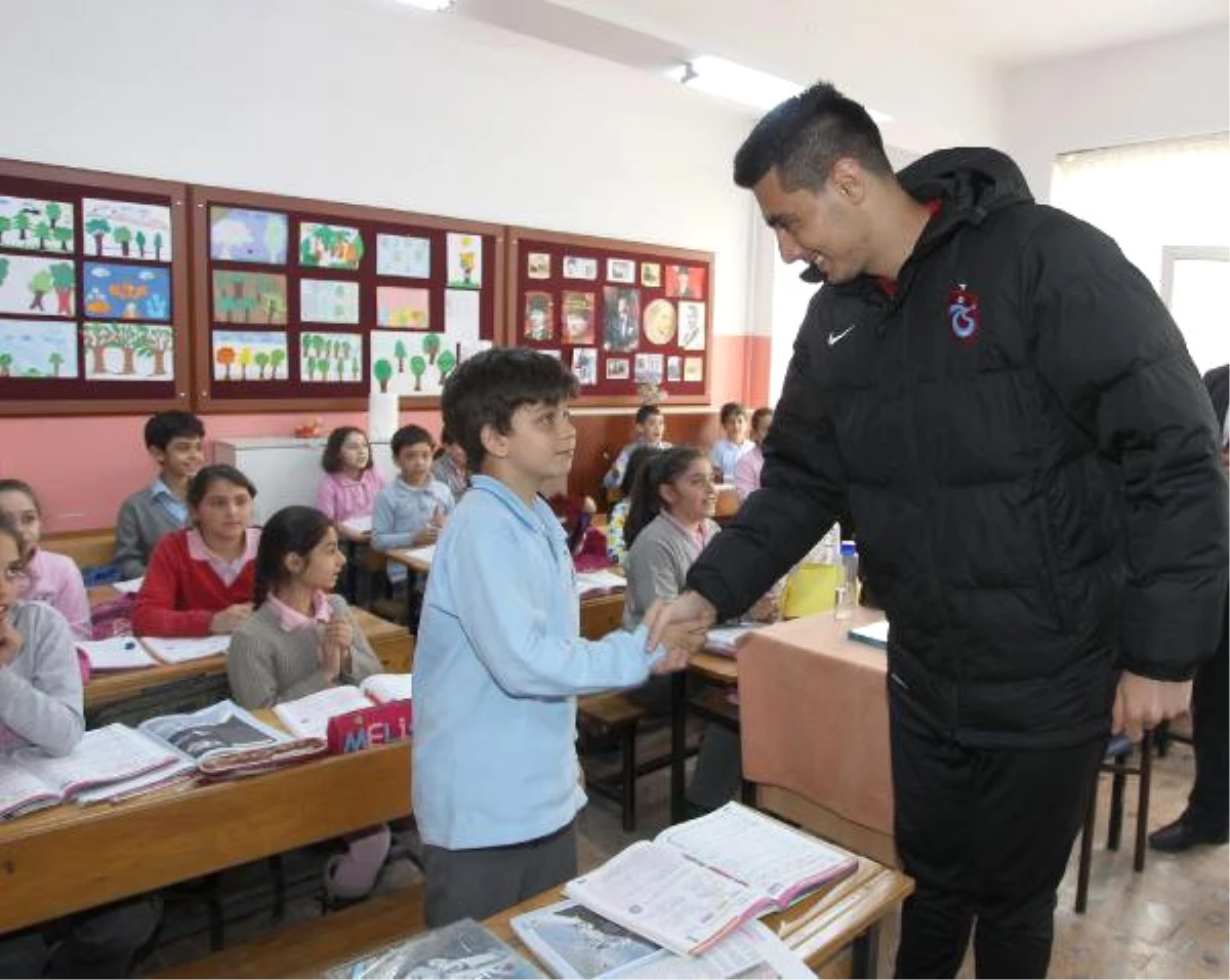 Trabzonsporlu Cardozo\'dan Okulun Sınıf Başkanına Ziyaret