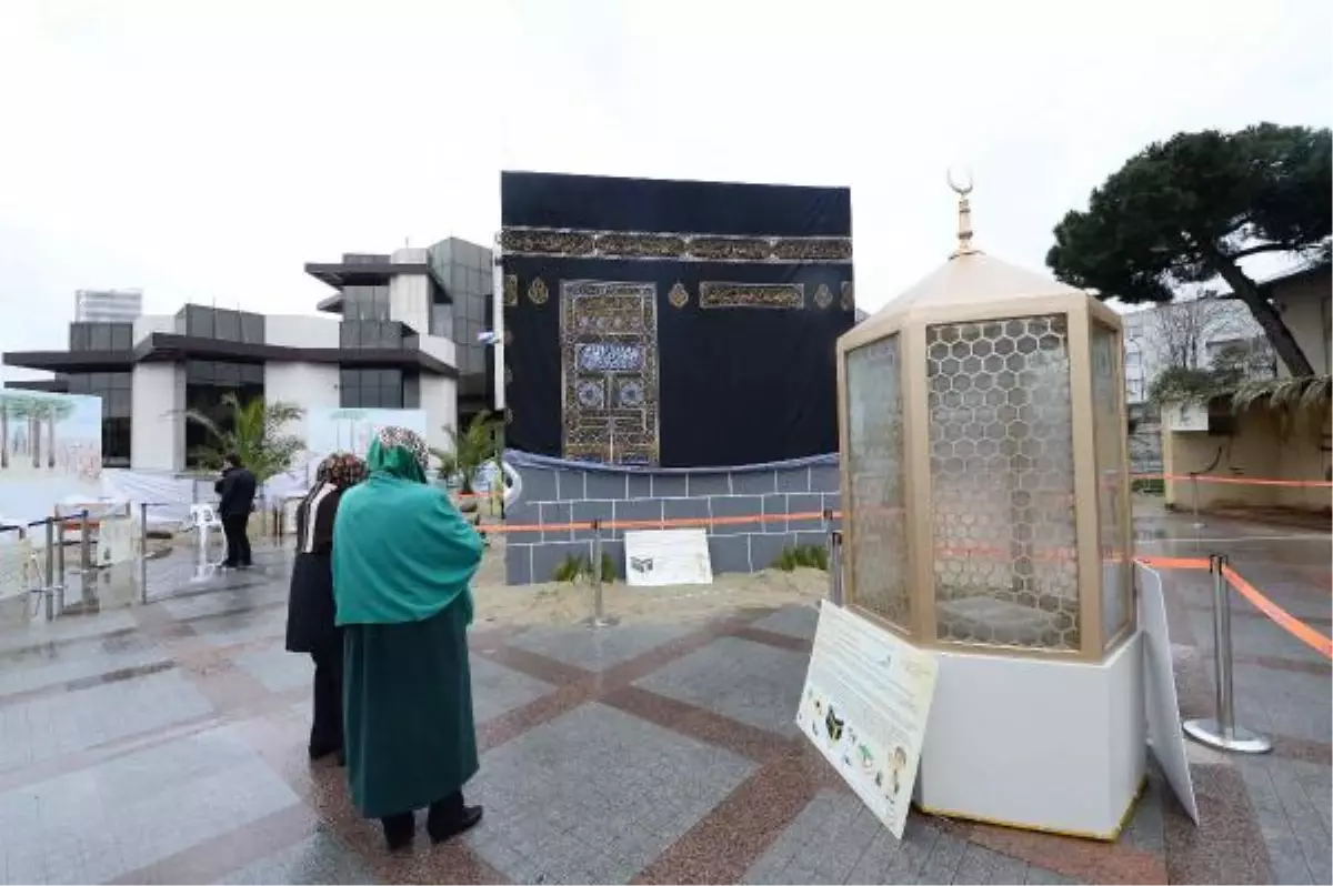 Üsküdar\'da Kabe Maketi ile Selfie