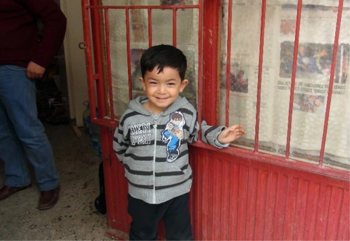 Uygur Türkü Aile Depoda Yaşam Mücadelesi Veriyor