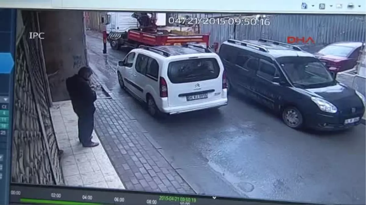 Video) Operator Dies As Crane Topples İn Istanbul