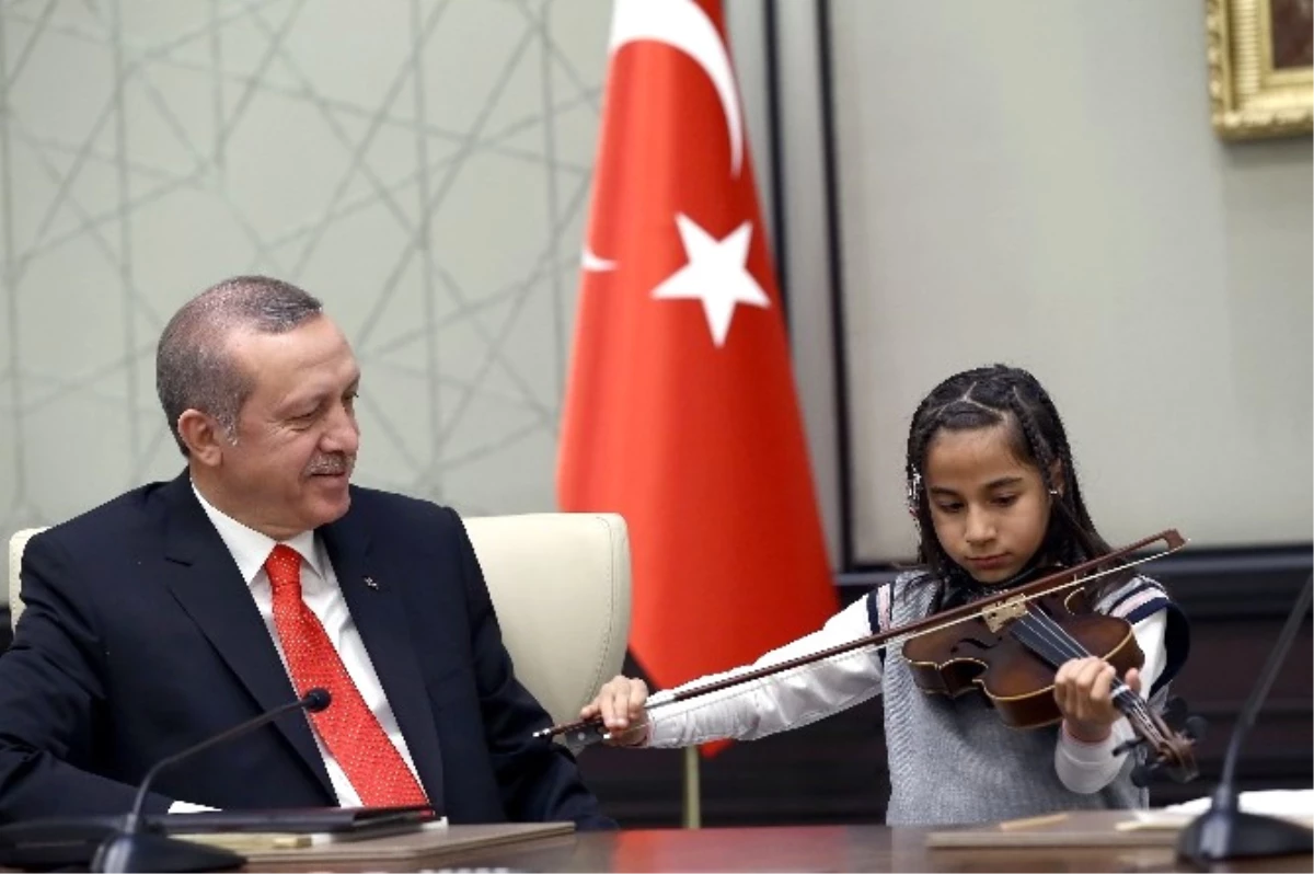 23 Nisan Çocuklarından Cumhurbaşkanı Erdoğan\'ı Duygulandıran Şarkı