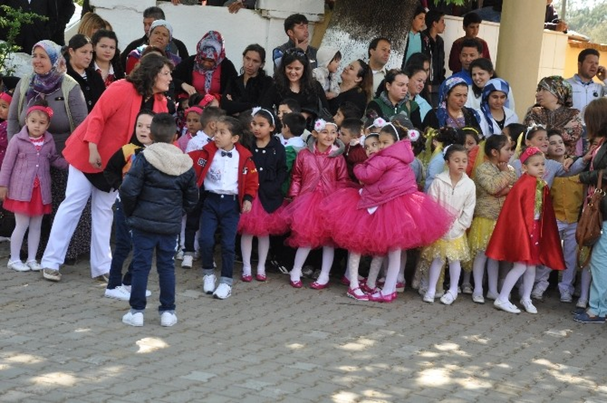 Muğla Ula\'da Üşüyen Minikler Birbirlerine Sarılarak Isınmaya Çalıştı