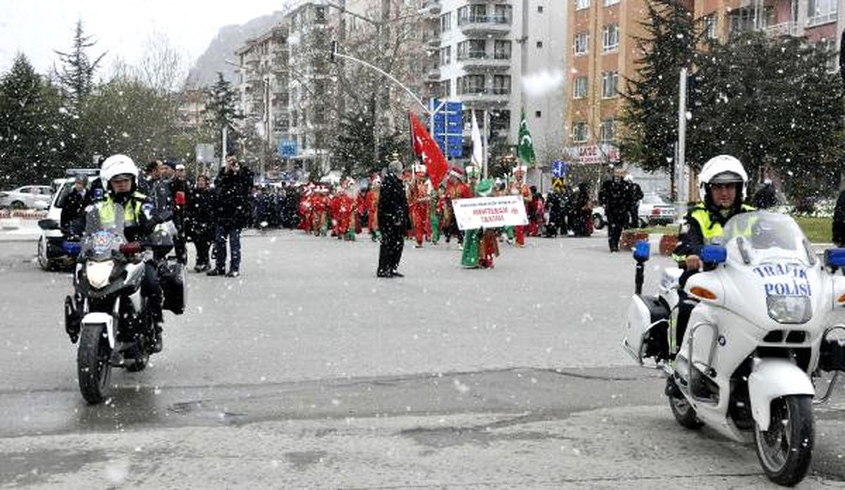 Afyonkarahisar\'da Kar Yağışı Altında 23 Nisan Korteji