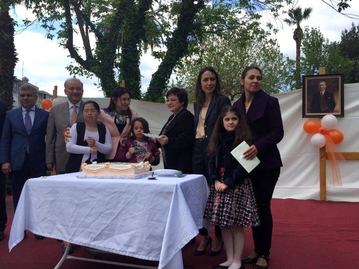 AK Parti\'li Kadınlardan, Karşıyaka\'da Çocuk Yuvası Ziyareti