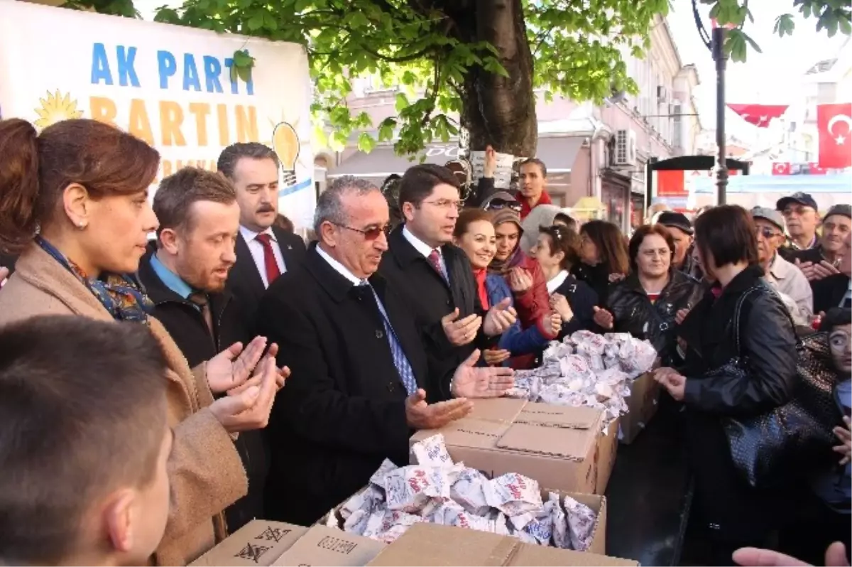 AK Parti Kadın Kolları Kandil Simidi Dağıttı