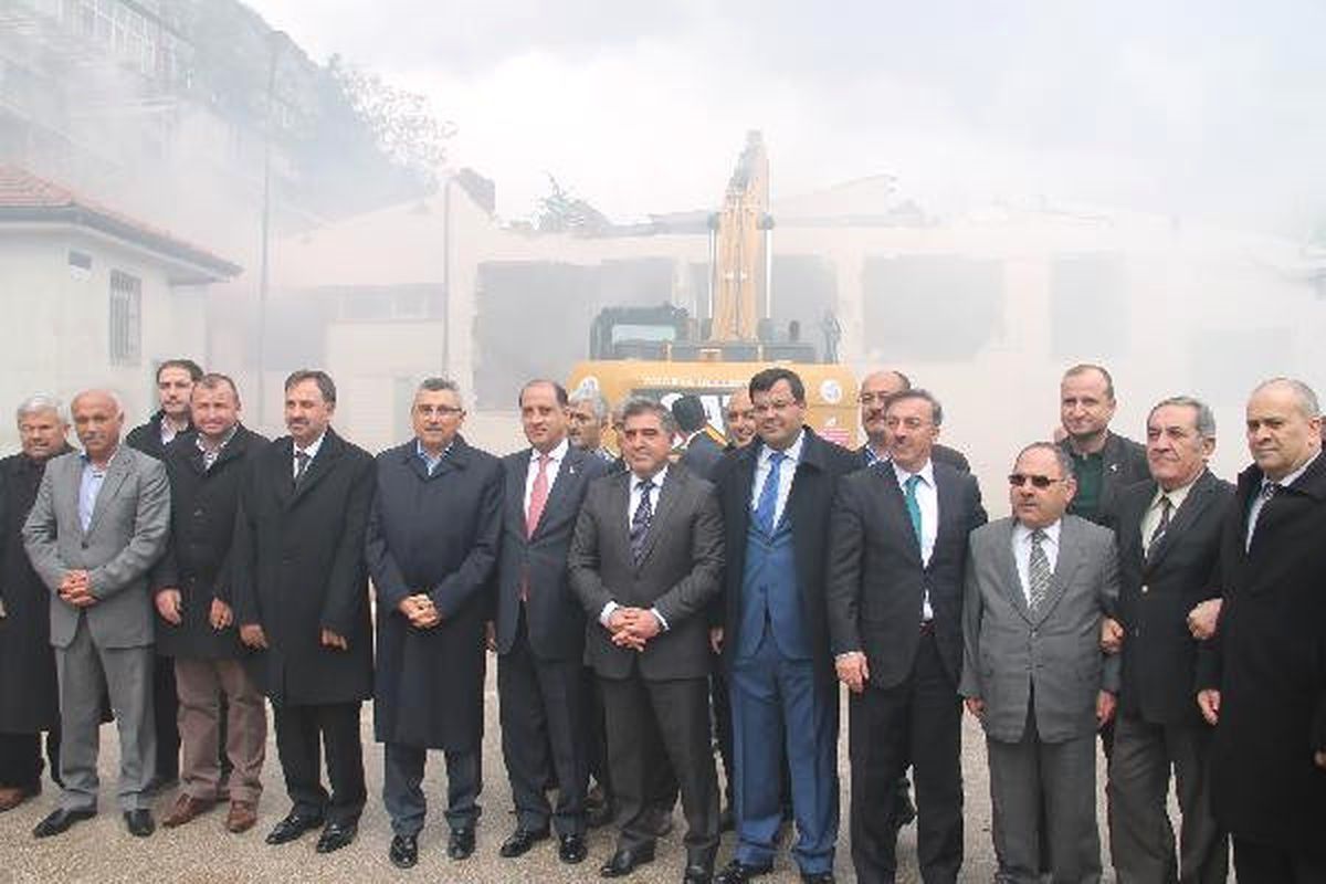 Amasya\'da Eski Halk Eğitim Merkezi Binası Törenle Yıkıldı