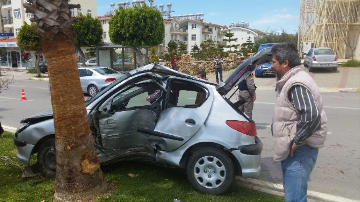 Antalya\'da Otomobiliyle Orta Refüjdeki Ağaca Çarpan Sürücü Hayatını Kaybetti