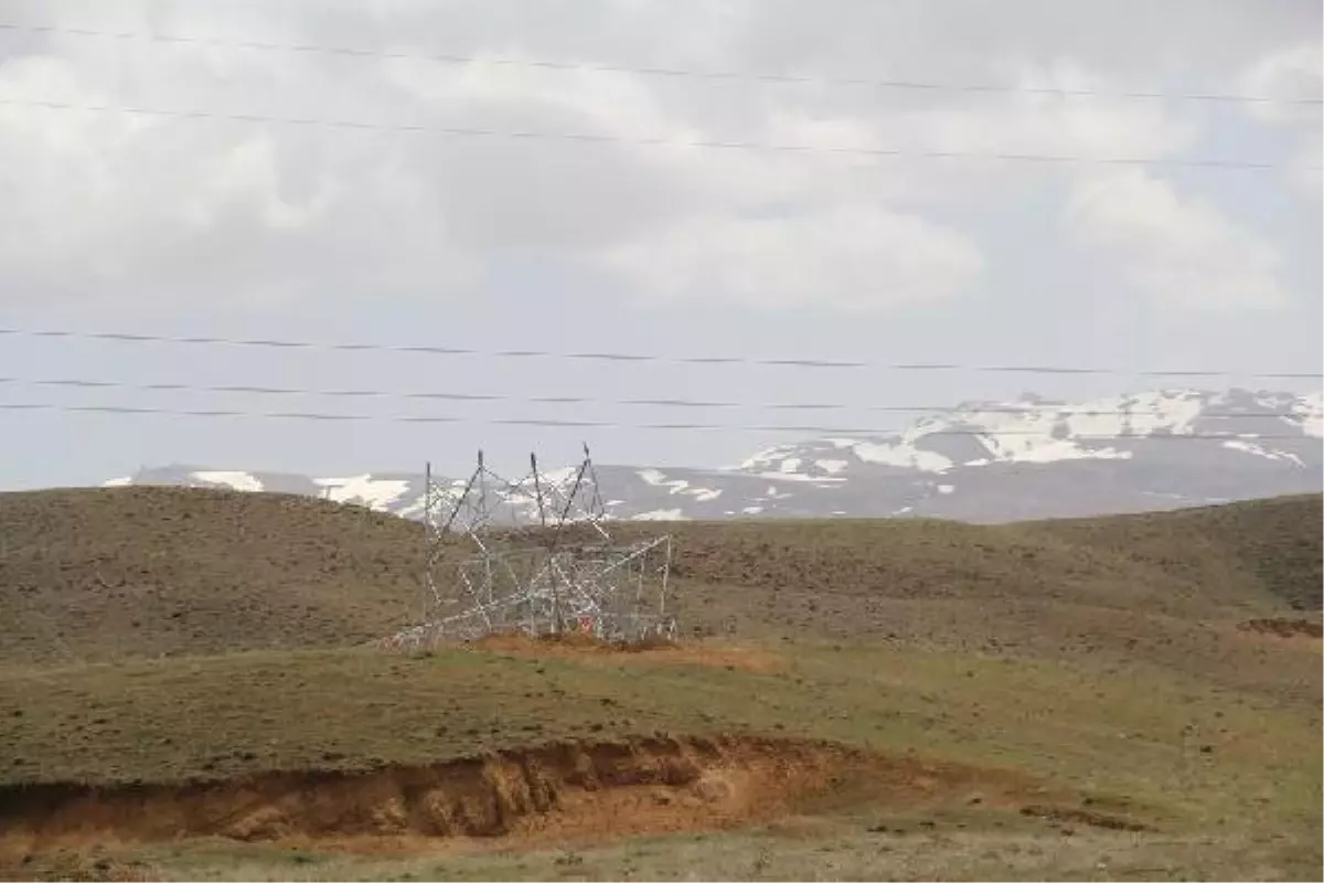 Başkale\'de Rüzgar Direkleri Devirip, Çatıları Uçurdu